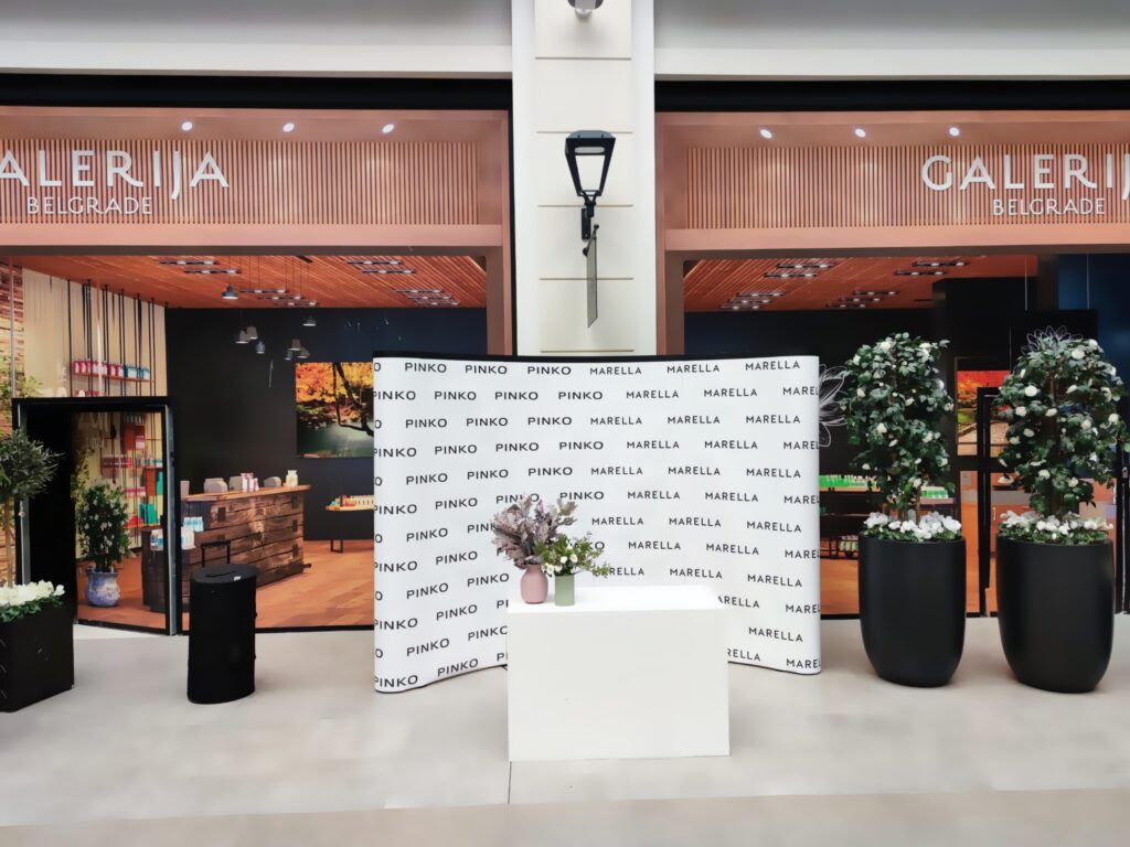 Efektni mobilni zidovi za sajmove, konferencije i foto sesije. Backdrop, back wall, promo zid, photo wall ili pop up pano – lako se postavljaju i profesionalno izgledaju.