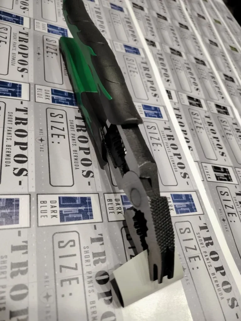 PVC samolepljive etikete. Lako se lepe na rayličte podloge. Otporne na vodu, alkohol i deterdžente.